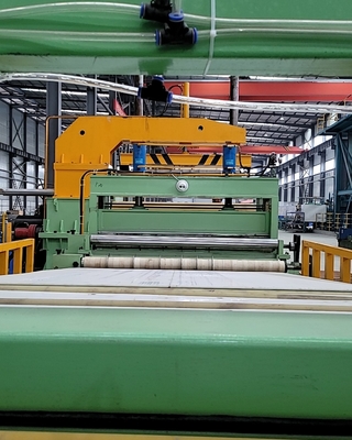 آلة قطع الألواح الفولاذية 3000KG بنظام تشغيل بشاشة تعمل باللمس وسرعة القطع 0-100m / min